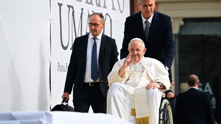 Auch an diesem Sonntag im Rollstuhl unterwegs: Papst Franziskus in L'Aquila