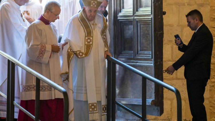 Ferenc pápa belép a collemaggiói bazilika szent kapuján