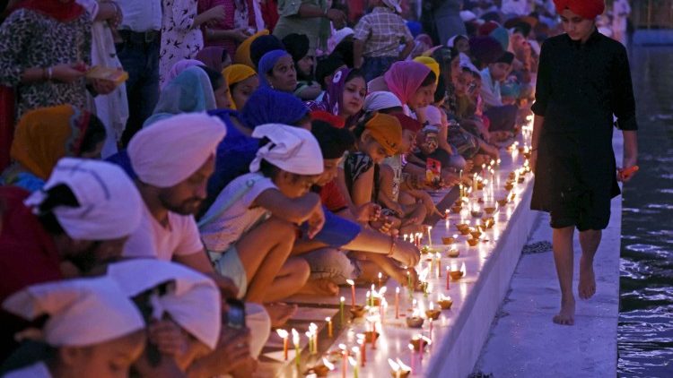 Sikhowie zapalają świece z okazji 418 rocznicy instalacji Sri Guru Granth Sahib (świętej księgi Sikhów) w Złotej Świątyni w Amritsar. Zdjęcie z 28 sierpnia 2022 roku. 