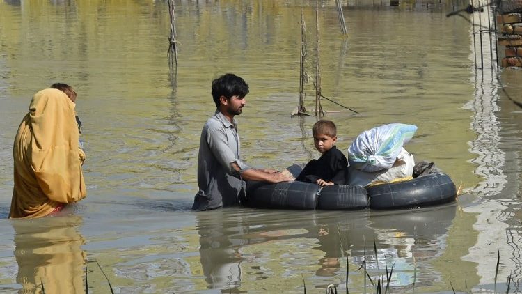Menschen flüchten vor den Überschwemmungen