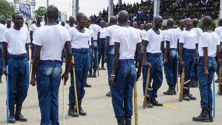 Neue Mitglieder der Nationalen Polizei der Vereinigten Streitkräfte bei ihrer Vereidigung am 30. August in Juba