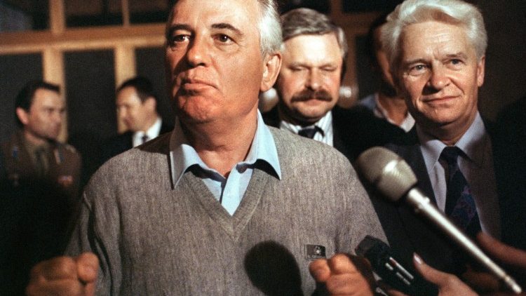 Der frhere sowjetische Staatspr?sident und Friedensnobelpreistr?ger Michail Gorbatschow ist im Alter von 91 Jahren gestorben, das Archivbild zeigt ihn im Gespr?ch mit Journalisten