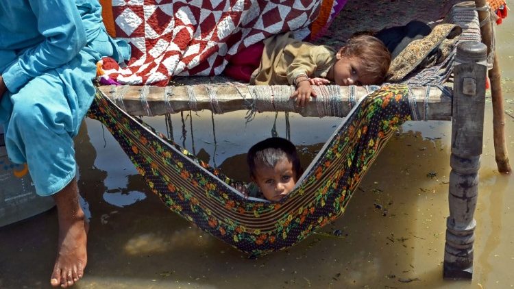 Crianças afetadas pelas inundações em Jaffarabad, província de Baloquistan. 31 de agosto de 2022. AFP/Fida Hussain