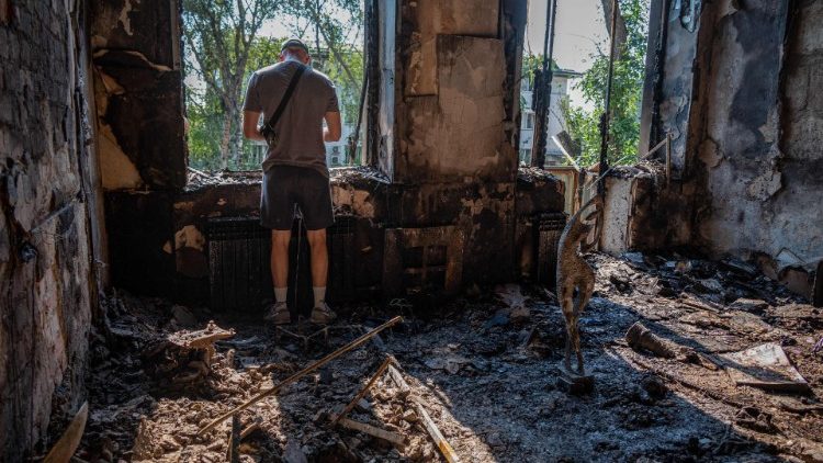 Um morador local fica dentro de um apartamento danificado após um ataque com mísseis em Kharkiv, região de Donetsk, em 31 de agosto de 2022, em meio à invasão russa da Ucrânia. (Foto de SERGEY BOBOK/AFP)