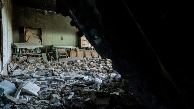 Esta fotografia tirada em 31 de agosto de 2022 mostra o interior de uma escola destruída em uma vila no sul da Ucrânia na região de Mykolaiv, em meio à invasão militar da Rússia lançada na Ucrânia. (Foto de Dimitar DILKOFF/AFP)