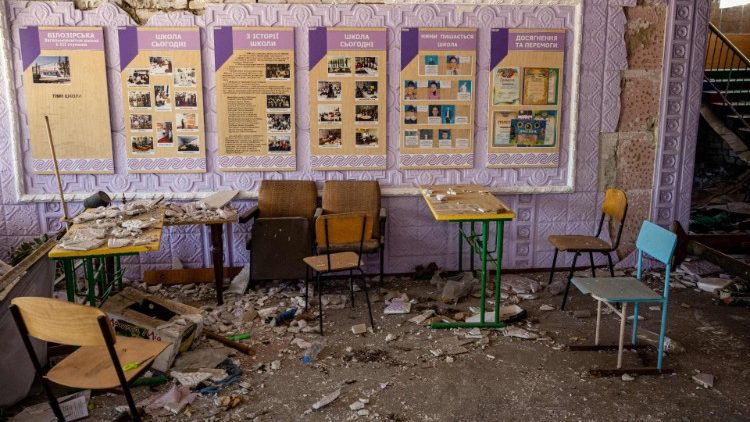 Esta fotografia tirada em 31 de agosto de 2022 mostra uma sala de uma escola danificada em uma vila do sul da Ucrânia na região de Mykolaiv, em meio à invasão militar da Rússia lançada na Ucrânia. (Foto de Dimitar DILKOFF/AFP)