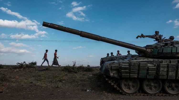 Un tank abandonné aux abords de la ville de Mehoni, en Éthiopie, en décembre 2020