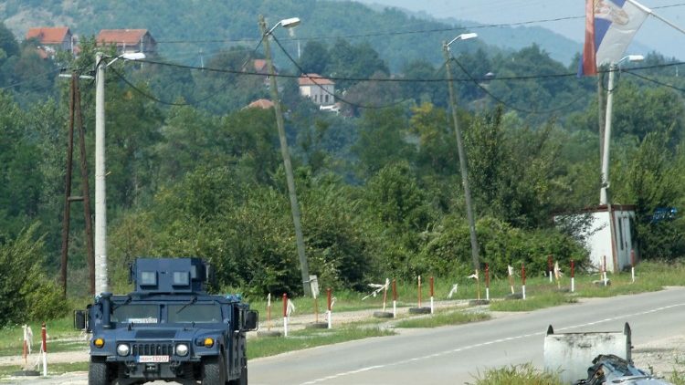 Pattuglie della polizia kosovara nei pressi di una comunità serba nel nord del Paese 