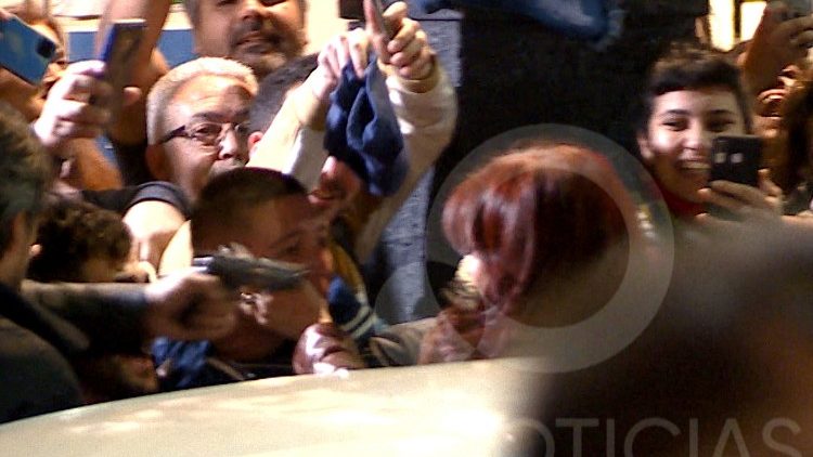 1. September: Ein Mann zielt mit einer Pistole auf Cristina Kirchner