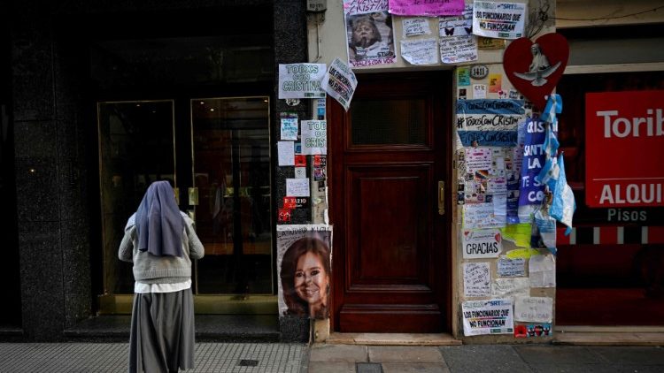 Nach dem Anschlag bekundeten zahlreiche Menschen an der Residenz von Cristina Kirchner in Buones Aires ihre Unterstützung für die Politikerin