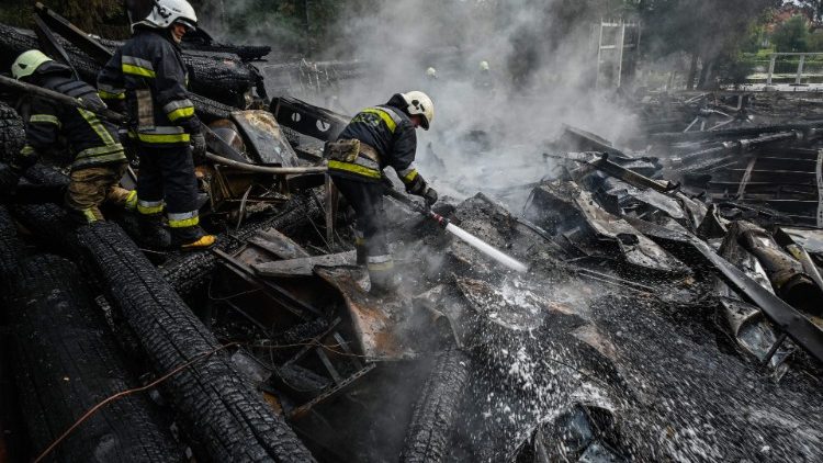 Bombeiros apagam os escombros de um complexo de restaurantes destruído por um ataque de mísseis na segunda maior cidade ucraniana de Kharkiv, em 4 de setembro de 2022, em meio à invasão russa da Ucrânia. (Foto por SERGEY BOBOK/AFP)