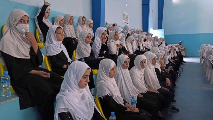 Una classe femminile in una scuola in Afghanistan