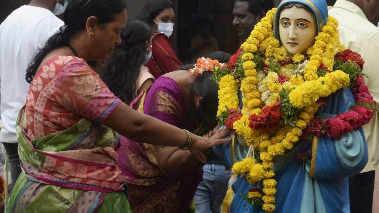 Indische Katholiken vor einer Marienstatue im September 2022