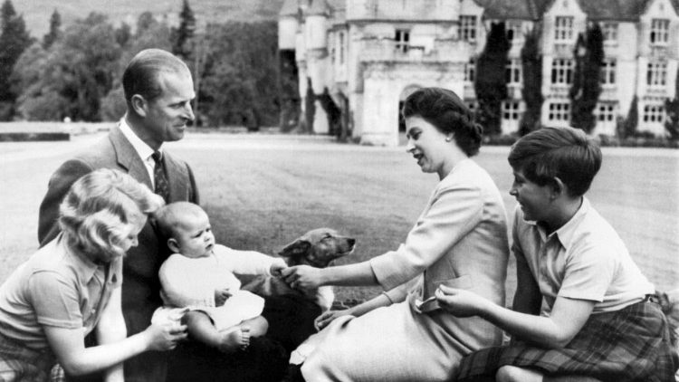 La reina Isabel y su consorte en una foto de familia