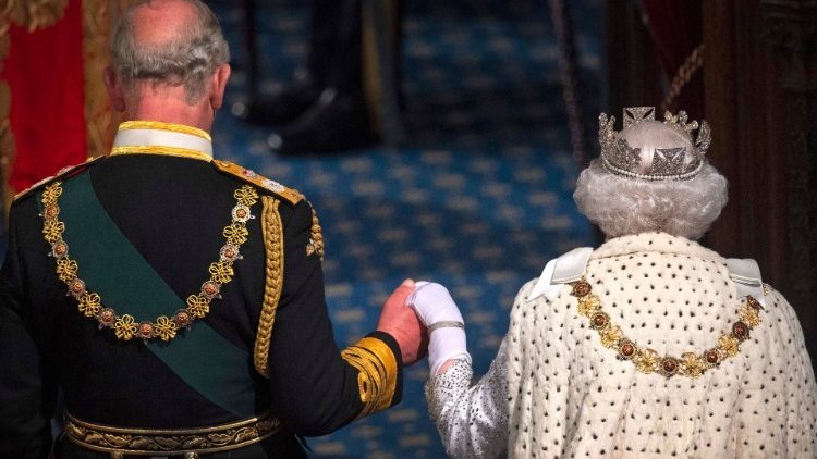 Elizabeth II et son fils Charles, désormais nouveau roi d'Angleterre, à Londres, le 14 octobre 2019. 
