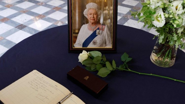 Registre de condoléances à l'ambassade du Royaume-Uni en France, Paris, le 9 septembre 2022
