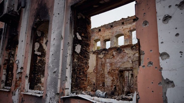 Esta foto tirada e divulgada pela Administração Presidencial Ucraniana em 13 de setembro de 2022 mostra um prédio destruído em Izyum, região de Kharkiv, retomado dos russos esta semana. - No nordeste, dezenas de áreas, incluindo as cidades de Izyum, Kupiansk e Balakliya, foram retomadas, disse a Ucrânia. (Foto da Administração Presidencial Ucraniana / AFP)