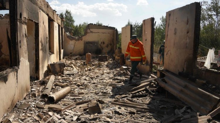 Ein Haus in Sotk (Armenien), das durch den Beschuss völlig zerstört wurde