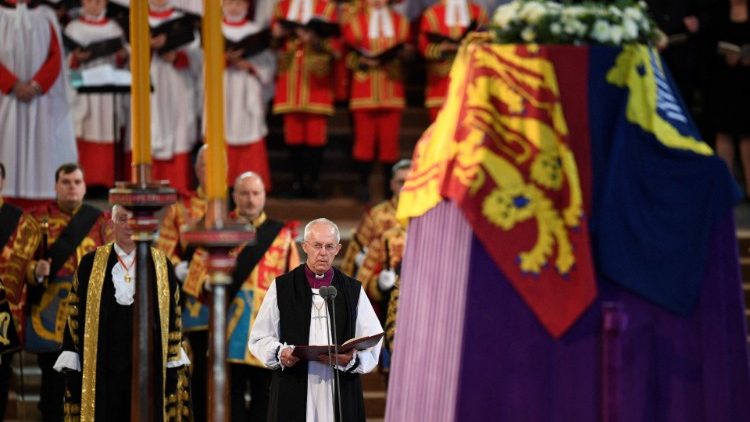 Erzbischof Welby bei der Beerdigungsfeier der Queen
