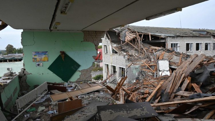 Una scuola nella città ucraina di Verbivka distrutta da un bombardamento