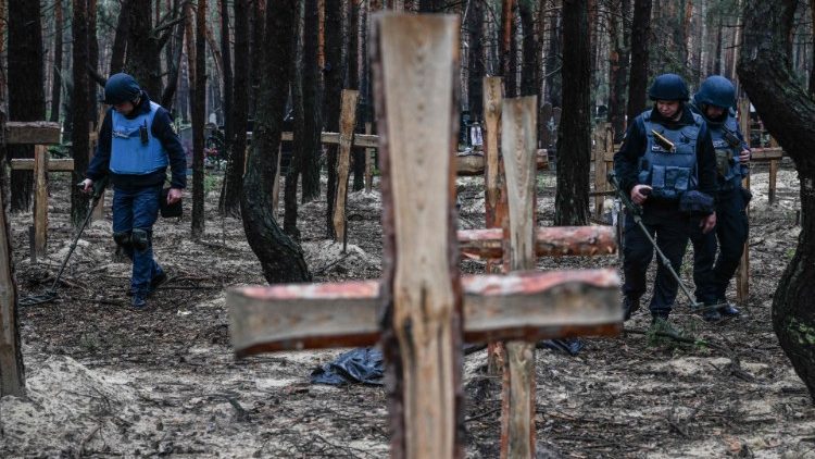 Militares ucranianos procuram minas terrestres em meio a valas em uma floresta nos arredores de Izyum, leste da Ucrânia, em 16 de setembro de 2022. (Foto de Juan BARRETO/AFP)