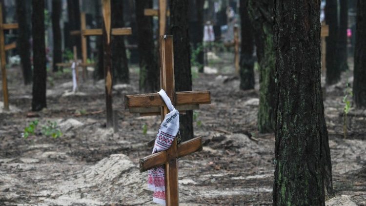 Esta fotografia tirada no leste da Ucrânia em 16 de setembro de 2022 mostra cruzes em um cemitério em uma floresta nos arredores de Izyum. - A Ucrânia disse em 16 de setembro de 2022 que havia contado 450 túmulos em apenas um local de enterro perto de Izyum depois de recapturar a cidade oriental dos russos. (Foto de Juan BARRETO/AFP)