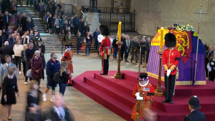 Les Britanniques rendent un dernier hommage à Elizabeth II, dont le cercueil est exposé dans le Palais de Westminster, à Londres - le 16 septembre 2022