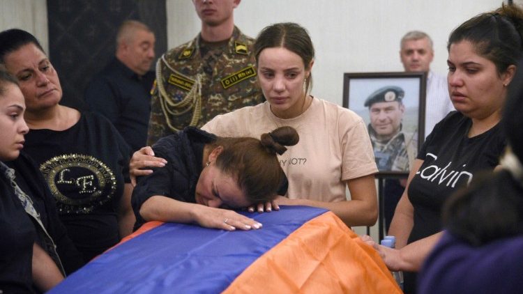 Ormiańska rodzina nad trumną poległego żołnierza