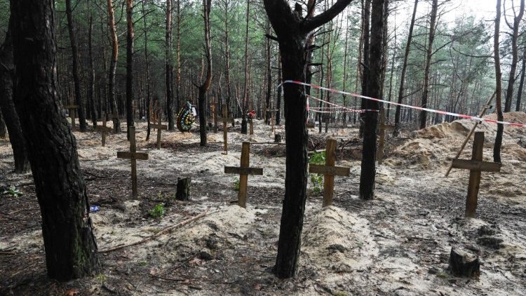 Foto mostra cruzes em sepulturas em uma floresta nas cercanias de Izyum. (Foto de Juan BARRETO/AFP)