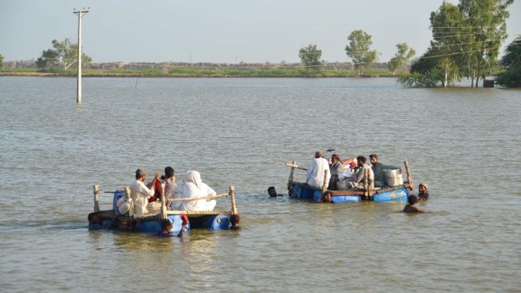பேரிடர் வெள்ளத்தால் தத்தளிக்கும் பாகிஸ்தான் மக்கள் 