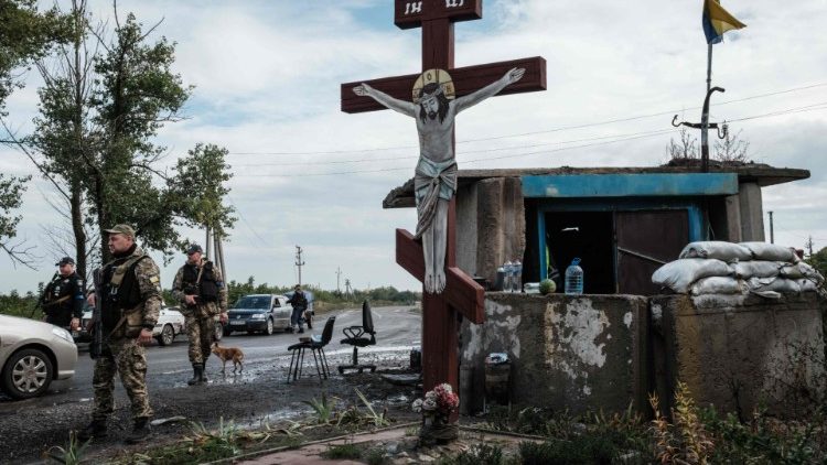 Soldados estão em um posto de controle em Shevchenkove, região de Kharkiv, em 18 de setembro de 2022. (Foto de Yasuyoshi CHIBA / AFP)