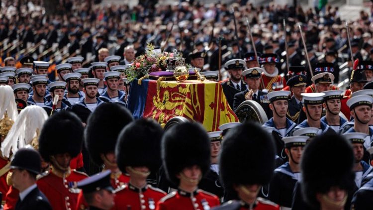 Les marins de la Royal Navy entourant le cercueil d'Elizabeth II, ce lundi 19 septembre 2022.