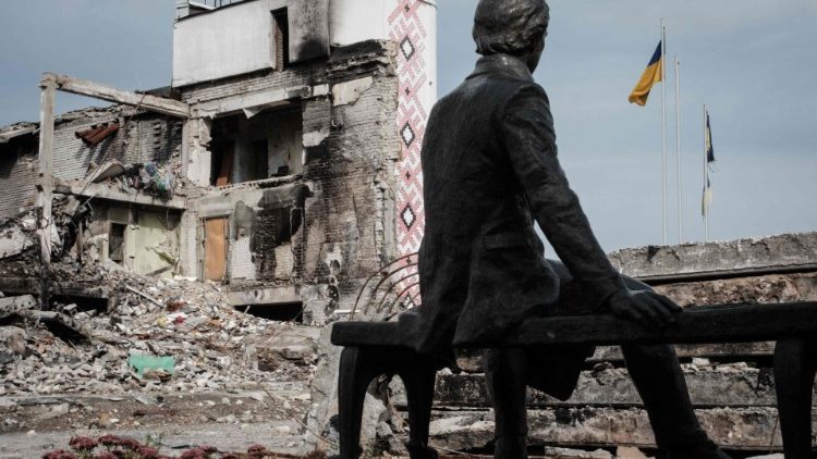 Pomnik Tarasa Szewczenki naprzeciw zniszczonego pałacu kultury w Dergaczach w obwodzie charkowskim