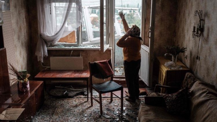 lyubov Prokofjevna, 85, fala ao telefone em seu apartamento danificado em um prédio residencial atingido por um míssil em Kharkiv em 21 de setembro de 2022, em meio à invasão russa da Ucrânia. (Foto de Yasuyoshi CHIBA/AFP)