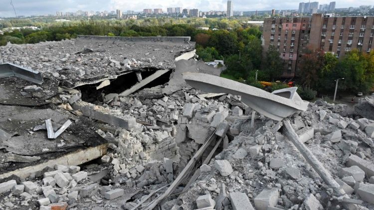 Uma foto mostra o telhado de um edifício residencial danificado após um bombardeio em Kharkiv em 21 de setembro de 2022, em meio à invasão russa da Ucrânia. (Foto de SERGEY BOBOK/AFP)
