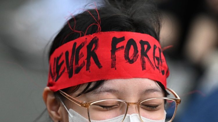 Une manifestante aux Philippines appelle à ne jamais oublier