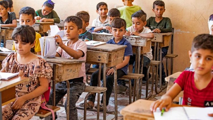 सीरिया के बच्चे स्कूल शुरू करते हुए