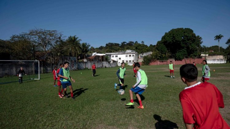 Dzieci ćwiczące grę w piłkę nożną w Brazylii