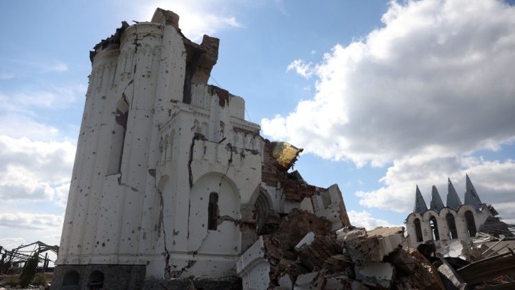 Esta fotografia mostra um mosteiro ortodoxo destruído na vila de Dolina recentemente liberada, região de Donetsk, em 22 de setembro de 2022. (Foto de Anatolii Stepanov / AFP)