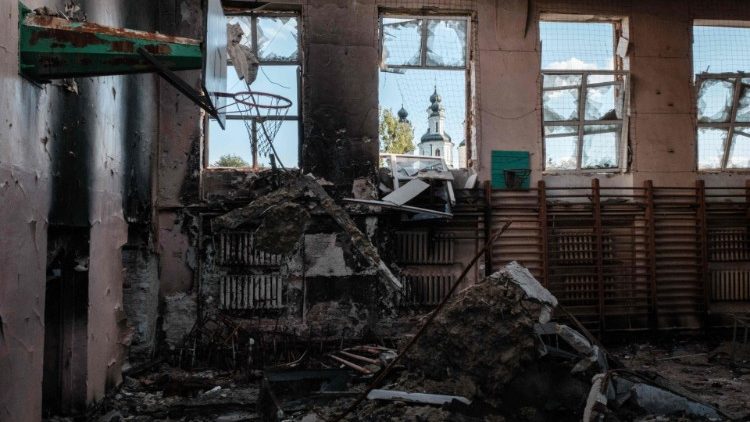 Esta foto tirada em 25 de setembro mostra escola atingida por foguete russo em Izyum, região de Kharkiv. (Photo by Yasuyoshi Chiba/AFP)
