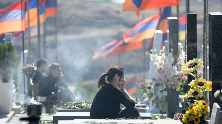 Angehörige besuchen am 27. September 2022 zum zweiten Jahrestag die Gräber ihrer Lieben, die beim Konflikt um Bergkarabach 2020 getötet worden sind (Militärfriedhof von Jerewan, Armenien)