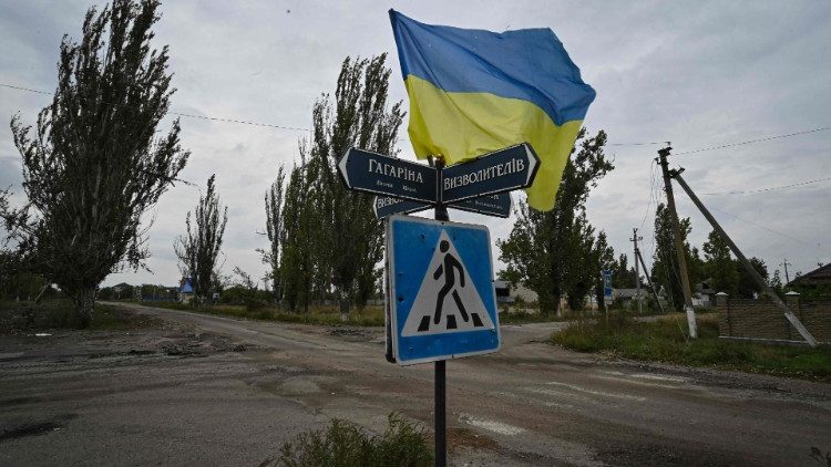 Uma fotografia tirada em 27 de setembro de 2022 mostra bandeira ucraniana em cruzamento de povoado recentemente libertado de Vysokopillya, região de Kherson, em meio à invasão russa da Ucrânia. (Foto de Genya SAVILOV / AFP)