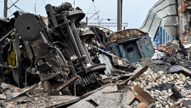 Esta foto tirada em 28 de setembro de 2022 mostra escombros em um pátio ferroviário da estação ferroviária de carga em Kharkiv, que foi parcialmente destruído por um ataque de mísseis, em meio à invasão russa da Ucrânia. - A Rússia disparou uma salva de mísseis em Kharkiv durante a noite, disseram autoridades, atingindo um pátio ferroviário e cortando a energia para mais de 18.000 residências na segunda cidade da Ucrânia. (Foto de SERGEY BOBOK/AFP)