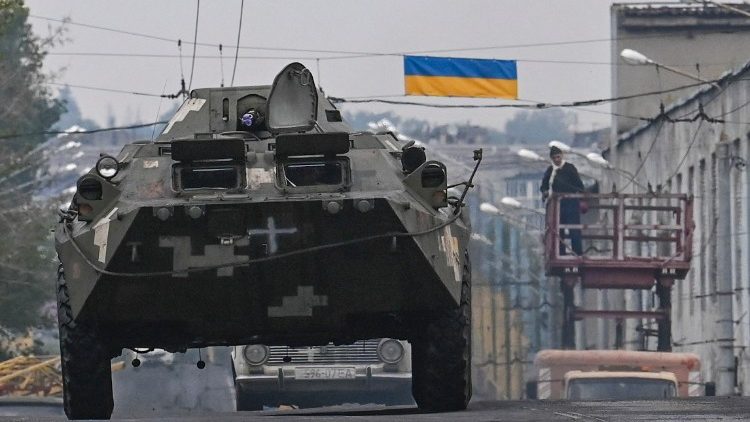 यूक्रेन की सेना क्रमांटोस्क शहर की सड़कों पर गश्त लगाते हुए