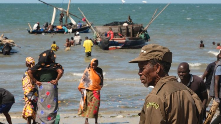 Dans la province de Cabo Delgado, les forces de l'ordre surveillent la plage, le 28 septembre 2022. 