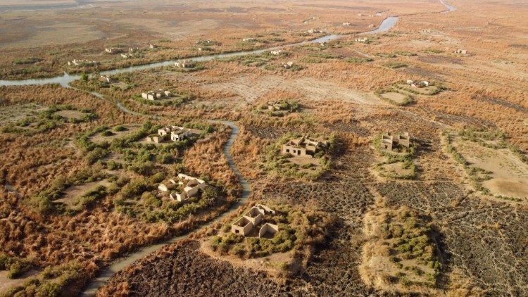 Vue aérienne d'un village abandonné à cause de la sécheresse dans la province de Dhi Qar, en septembre 2022.