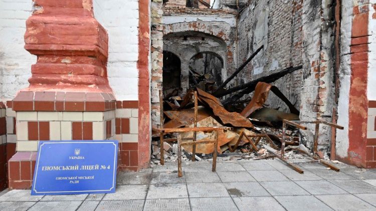 Um prédio destruído de um liceu é retratado em Izyum, região de Kharkiv, em 28 de setembro de 2022, em meio à invasão russa da Ucrânia. (Foto de SERGEY BOBOK/AFP)
