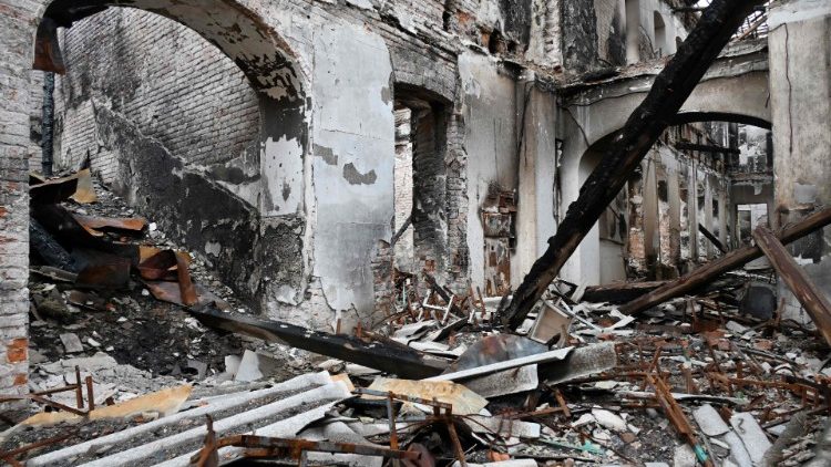 Prédio de uma escola destruída em Izyum, região de Kharkiv, em 28 de setembro. (Photo by Sergey Bobok/AFP)