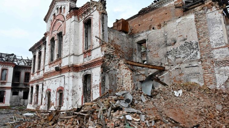 Um prédio destruído de um liceu é retratado em Izyum, região de Kharkiv, em 28 de setembro de 2022, em meio à invasão russa da Ucrânia. (Foto de SERGEY BOBOK/AFP)