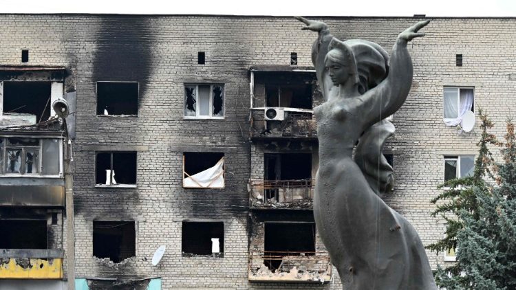 Um prédio danificado por bombardeios é retratado em Izyum, região de Kharkiv, em 28 de setembro de 2022, em meio à invasão russa da Ucrânia. (Foto de SERGEY BOBOK/AFP)